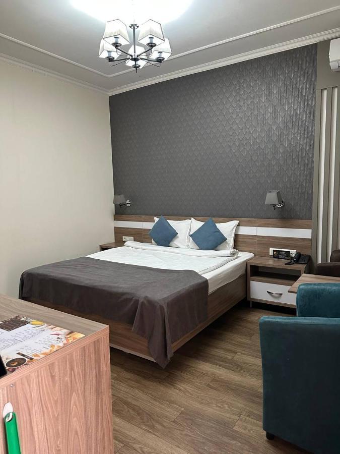 Gоlden Dragon Villa Hotel Bisjkek Buitenkant foto