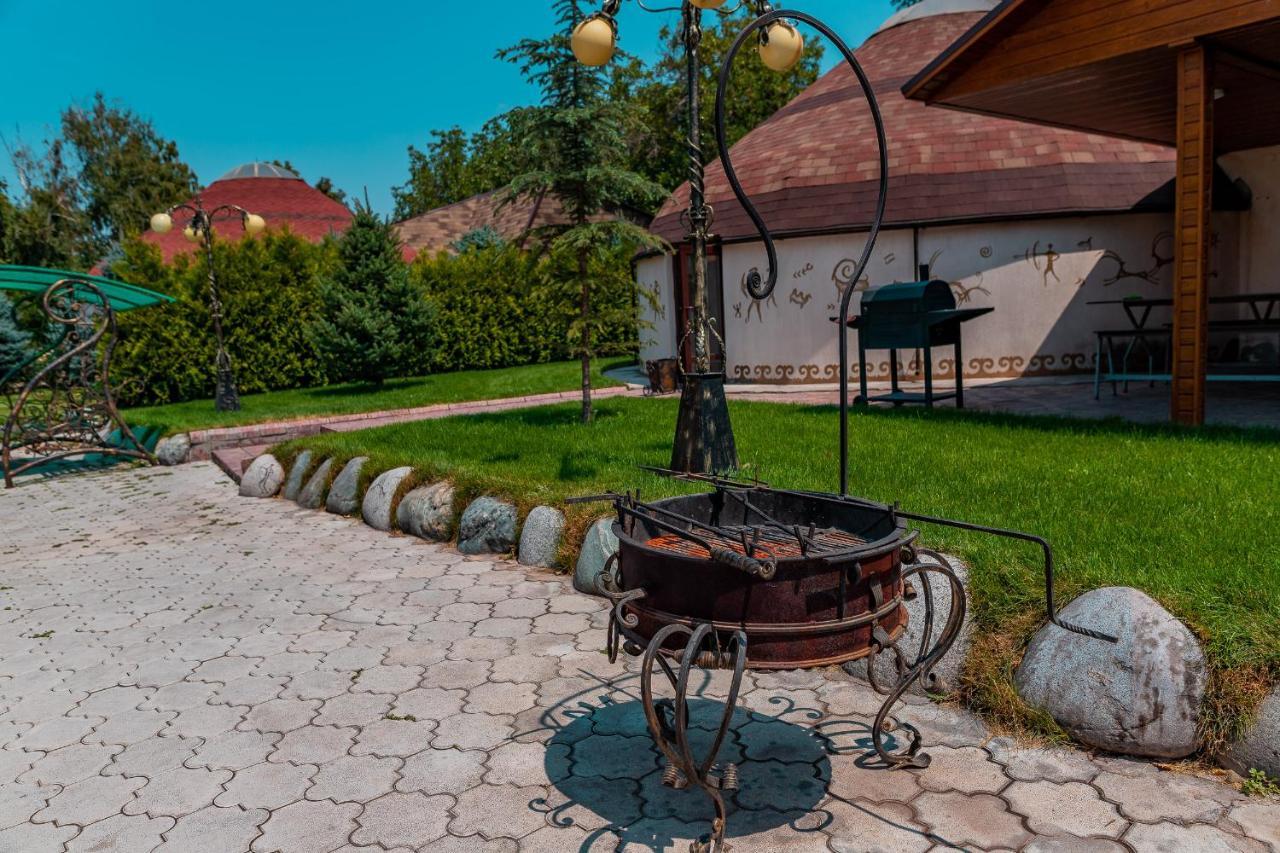 Gоlden Dragon Villa Hotel Bisjkek Buitenkant foto