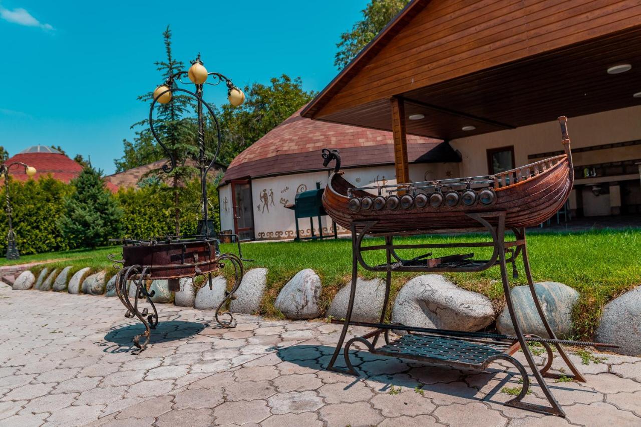 Gоlden Dragon Villa Hotel Bisjkek Buitenkant foto