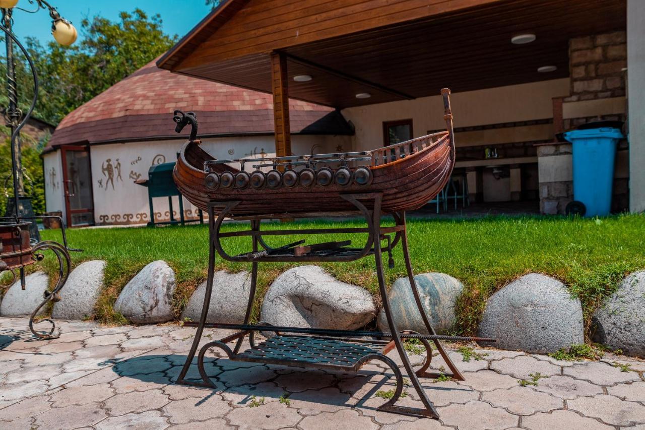 Gоlden Dragon Villa Hotel Bisjkek Buitenkant foto